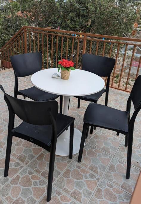 Zeezicht Appartement 50M From Beach Srima Exterior foto